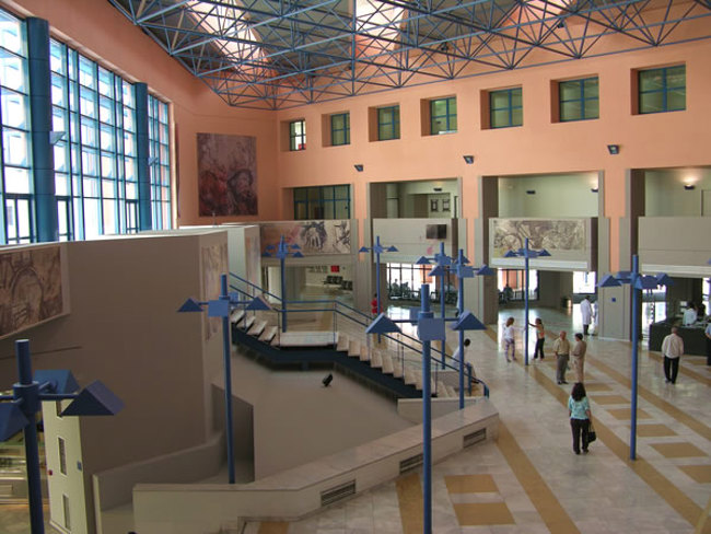 Το φως της ημέρας εισέρχεται σε ένα μεγάλο, ανοιχτό αίθριο